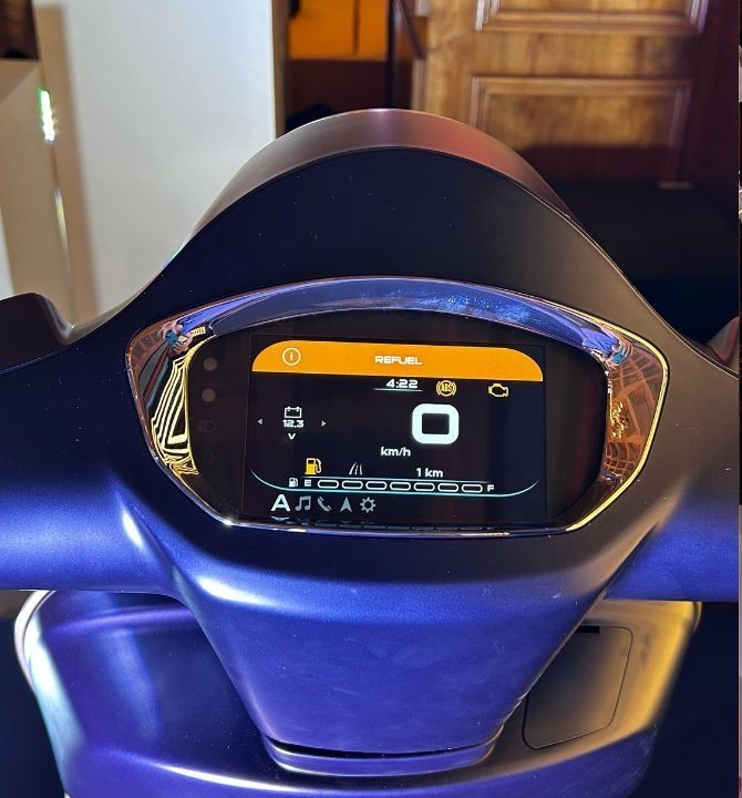 Electric scooter cluster